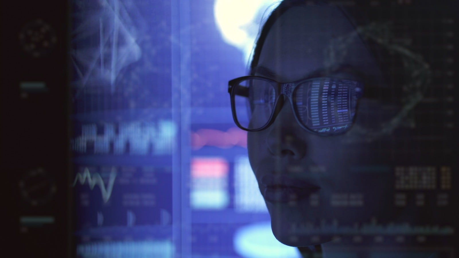 Frau blickt auf Daten