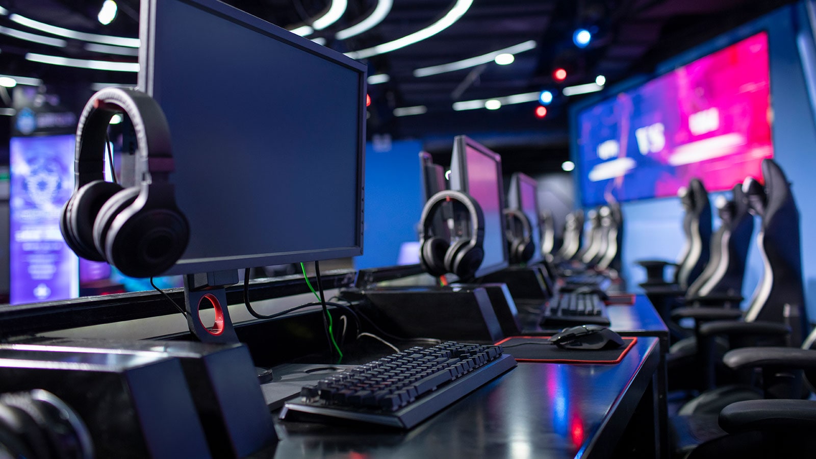 Gaming-Stuhl vor Computern